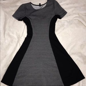 Short sleeve black and white dress